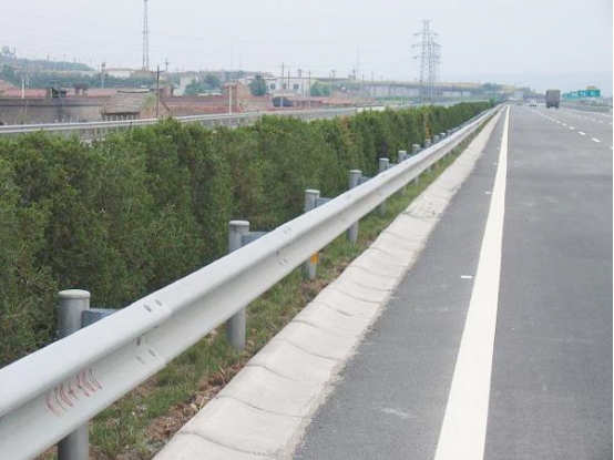 公路護(hù)欄施工注意事項