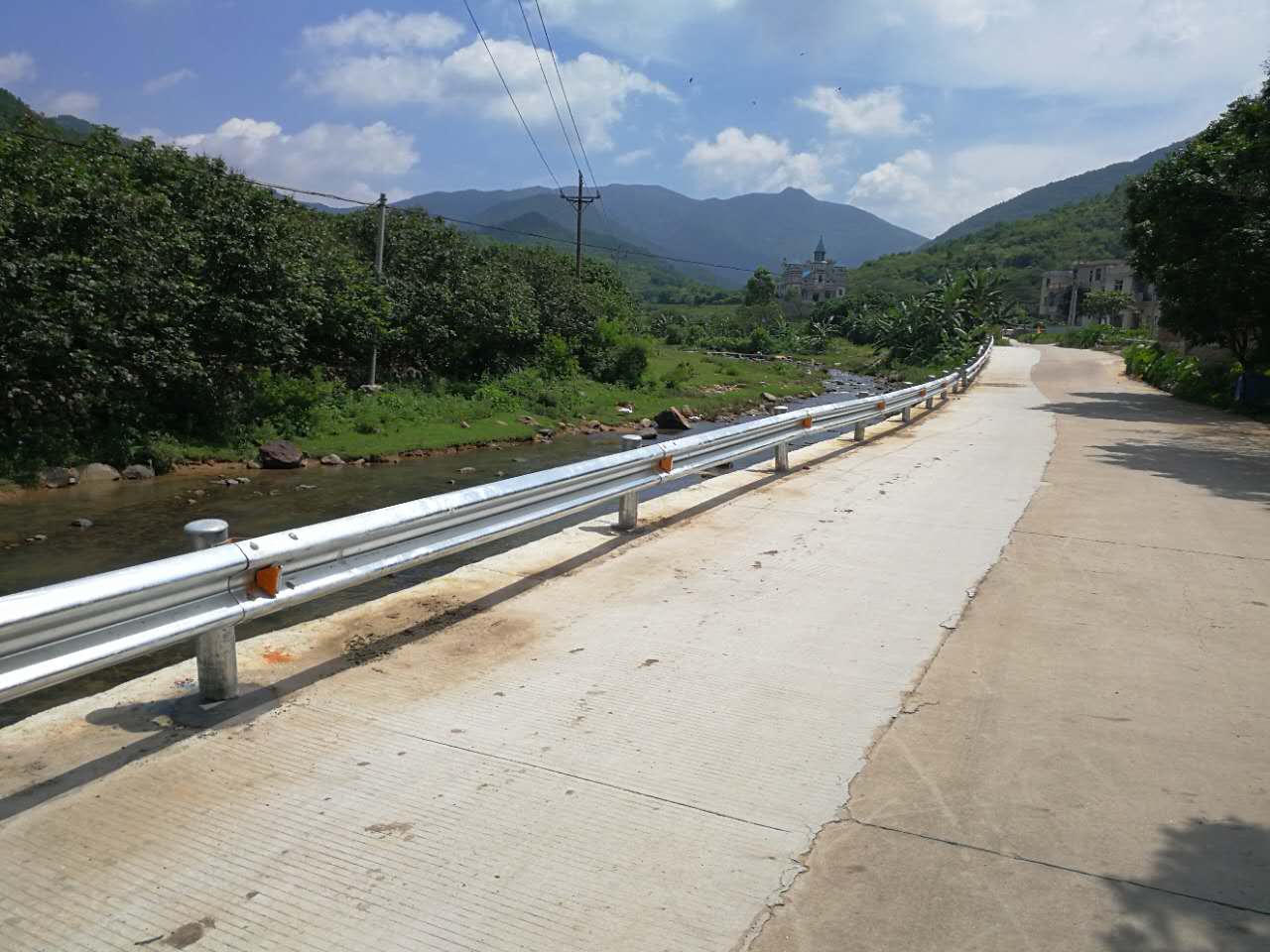 道路波形護(hù)欄防撞價(jià)格一般多少比較合適？